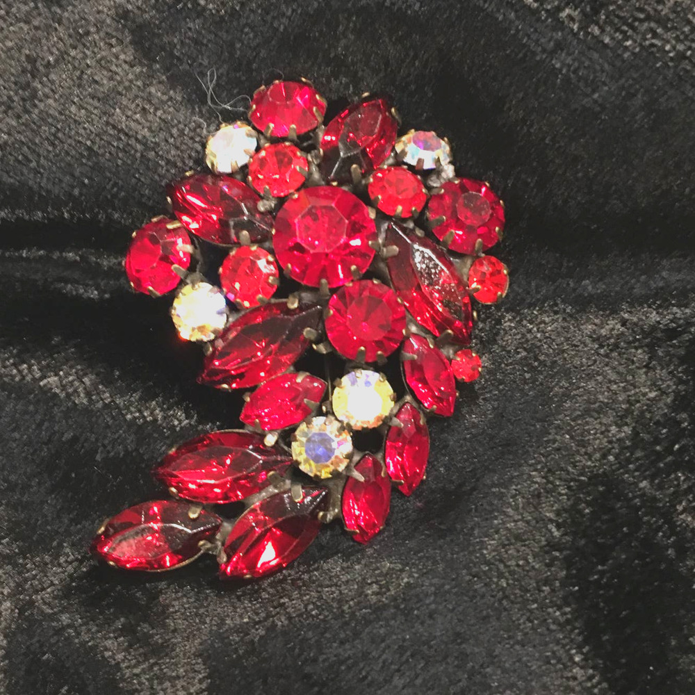 VINTAGE RUBY GLASS  AND RHINESTONE PIN